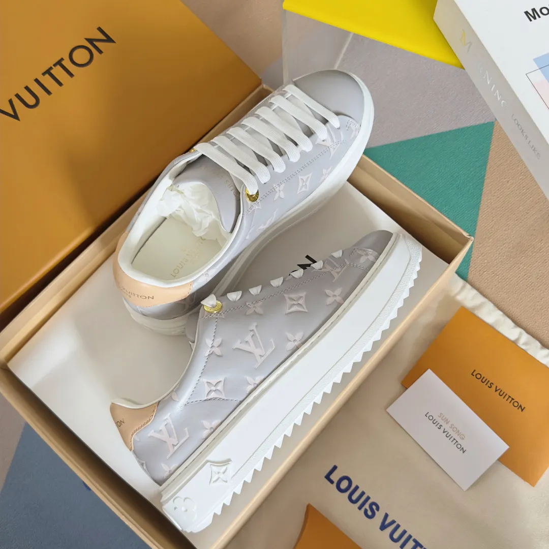 👟👟Ex-factory price 740👟👟 Top version LV Louis Vuitton L House Donkey Brand Stadium Series Casual Sports Shoes White Shoes Dexun Shoes Original purchase, development and production LV Stadium sports shoes are soft cow leather partially embossed with Monogram patterns, reproducing the retro design trend. Monogram canvas trim and toe perforations bring together exquisite details, the tongue is decorated with LV letter label, and the outsole depicts the Louis Vuitton logo. Exquisitely packaged at the delivery counter🛍📦 ▪️ Fabric: Original imported first-layer cowhide ▪️ Lining: Original imported soft sheepskin lining ▪️ Sole: Original open-molded non-slip rubber outsole ▪️ Bottom thickness: 3CM ▪️ Size: Women's 35-41